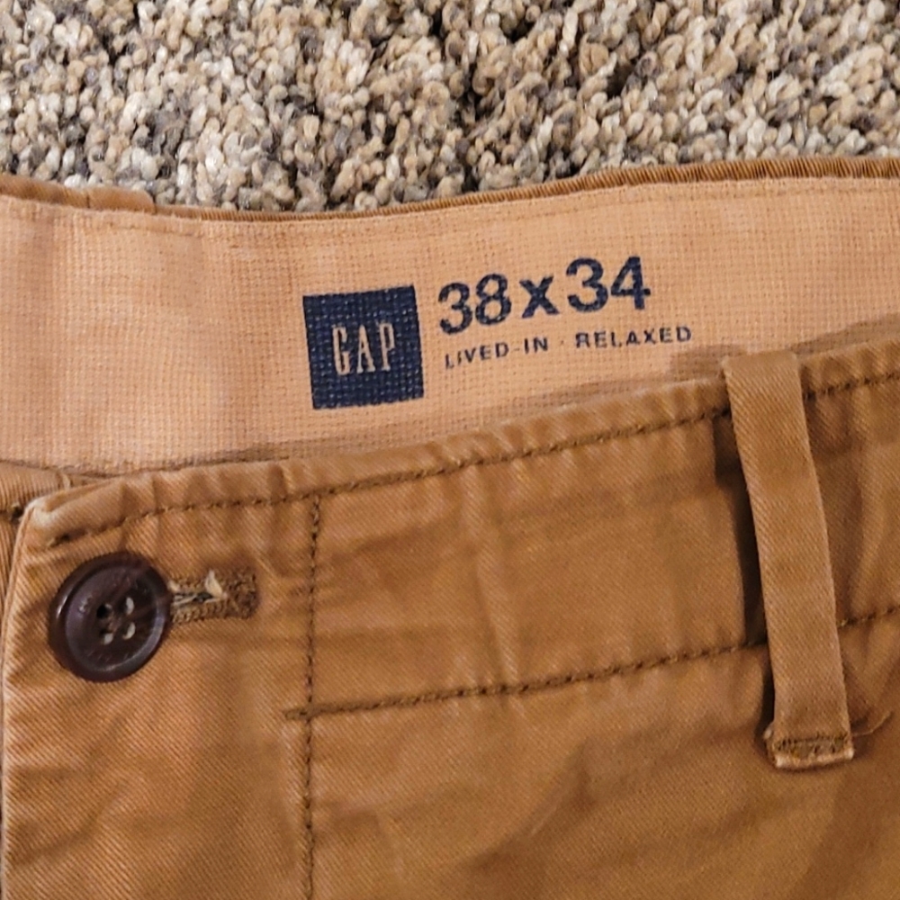 Gap lived in relaxed khaki's 38x34